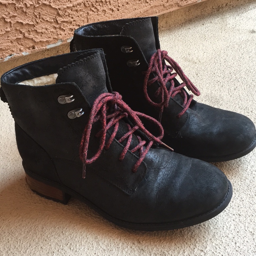 Leather Ugg snow boots 😍